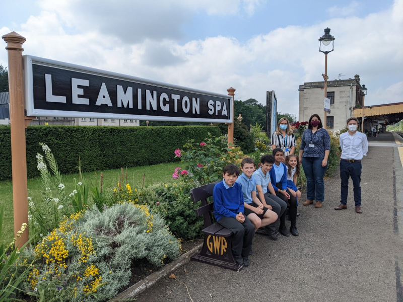 left to right; year 5 pupils from Kingsway Community Primary School, Victoria Pond – Chiltern Railways security manager, Julia Singleton-Tasker – Heart of England Community Rail Partnership officer, Alex Atkinson – Teacher at Kingsway Community Primary School