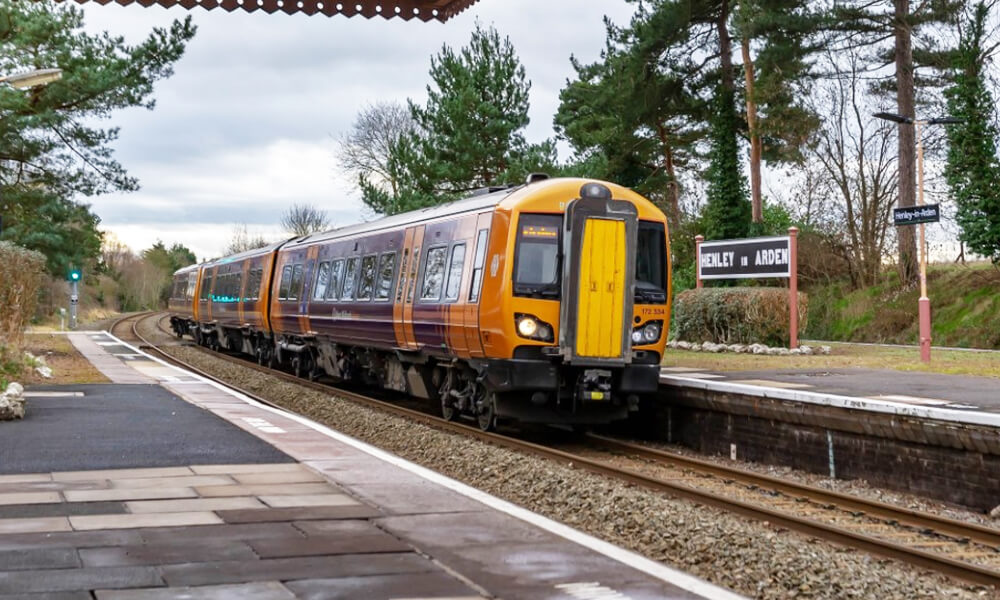 Train at platform of Henley in Arden station