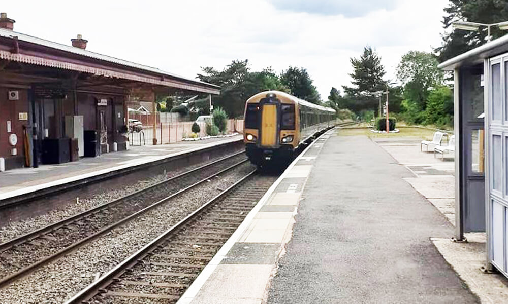 Train arriving at Henley in Arden station