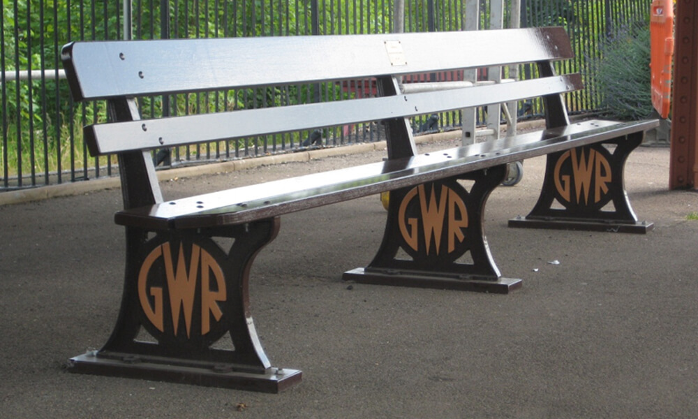 Replica GWR benches at Leamington station