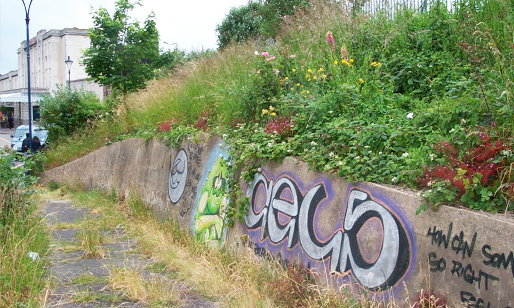 Upper terrace in June 2005 at Leamington station